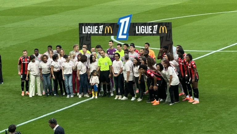 Équipe de foot de Nice avec Octobre Rose