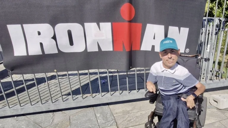 Le fondateur de Businet devant le drapeau de Ironman