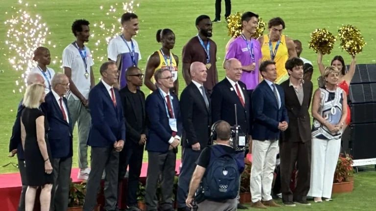 Le podium avec les participants et les célébrités