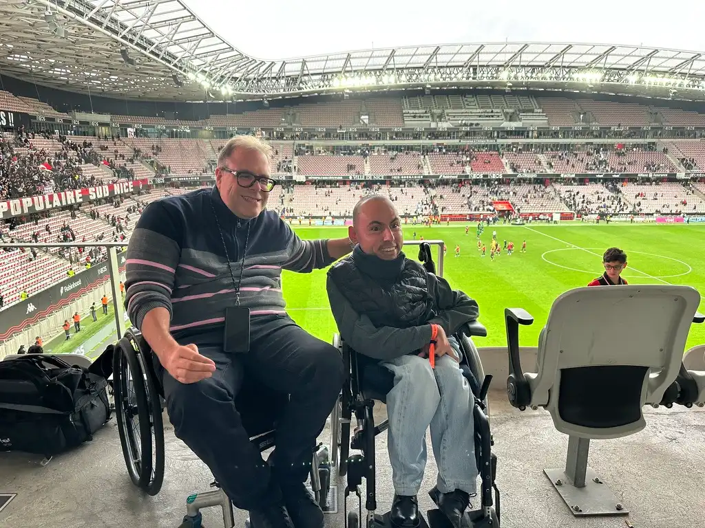 2 personnes handicapes PMR en loge VIP lors d un match de foot OGC Nice Le Havre au stade Allianz Riviera