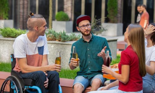 Groupe d'amis en train de déguster une boisson lors de l'atelier brassage.