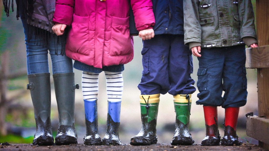 4 enfants avec des bottes des kits de jardinage pour enfants