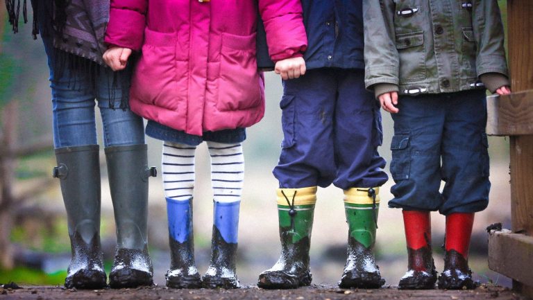 4 enfants avec des bottes des kits de jardinage pour enfants